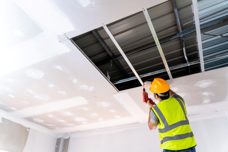 Zwischendecken einziehen - Bauarbeiter montiert Trockenbaudecke mit Metallprofilen – Innenausbau und Deckenverkleidung im Rohbau.