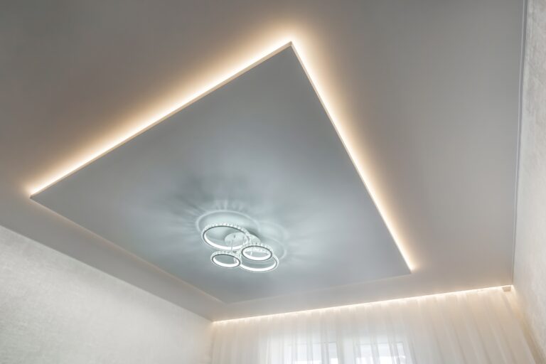 Decken abhängen - moderne Trockenbaudecke mit LED-Beleuchtung und Designer-Lampe – stilvoller Innenausbau.