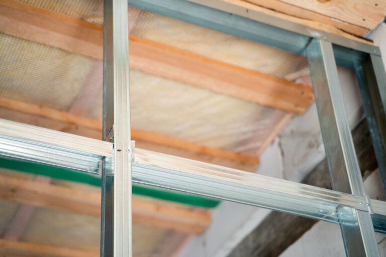 Metallständerwerk für Trockenbauwand – Unterkonstruktion mit Dämmung im Innenausbau.