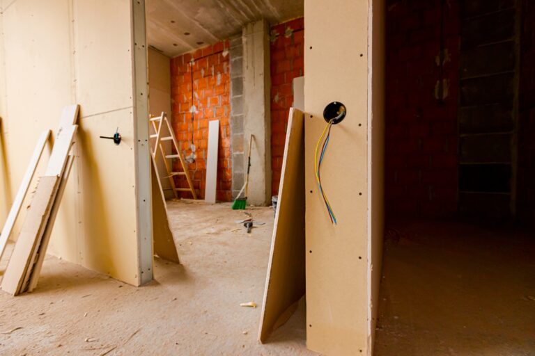 Trennwände und Trockenbauwand im Rohbau mit vorbereiteter Elektroinstallation – Innenausbau mit Gipskartonplatten.