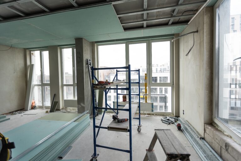 Innenausbau mit Trockenbauplatten – Baustelle mit Gerüst und Deckenmontage im Rohbau.