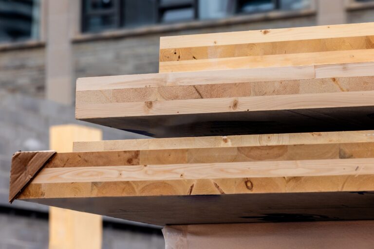 Multiplex Brettsperrholzplatten (CLT) für modernen Holzbau – nachhaltiges Baumaterial.