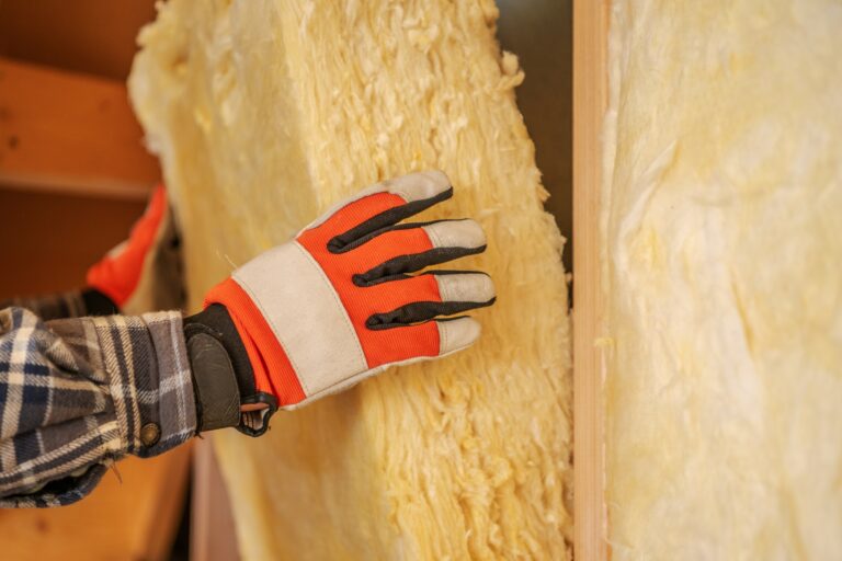 Wärmedämmung mit Glaswolle zwischen Holzständern in einem Neubau.