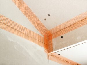 Detailaufnahme einer Trockenbau-Decke mit eingelegtem Bewehrungsband in den Fugen.