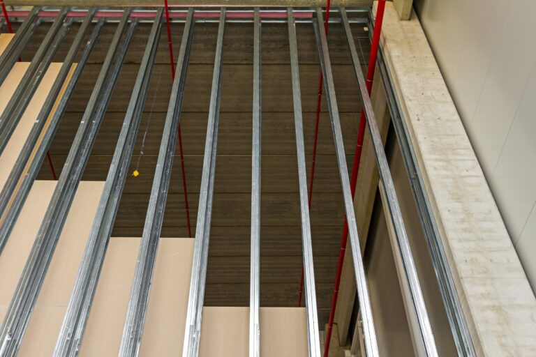 Metallprofile für Trockenbau-Decke im Rohbau – Unterkonstruktion für Gipskartonplatten.