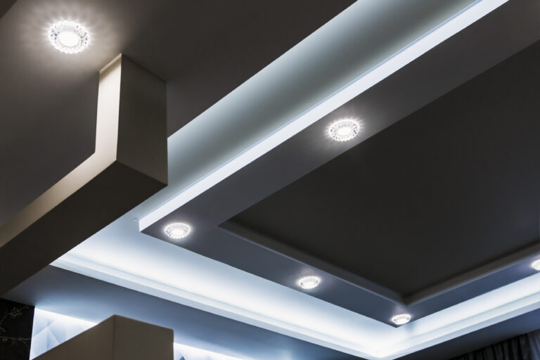 Moderne abgehängte Trockenbaudecke mit LED-Beleuchtung und stilvollem Decken-Design.
